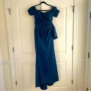 NWOT Badgley Mischka Off-the-Shoulder Evening Gown Size 4